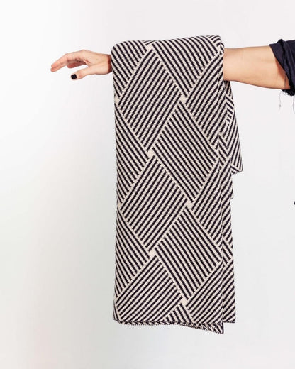 Manta Trama Preto e Offwhite